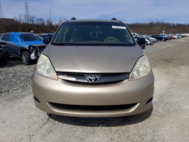 Photo 4 VIN: 5TDJK4CC4AS030824 - TOYOTA SIENNA LE 