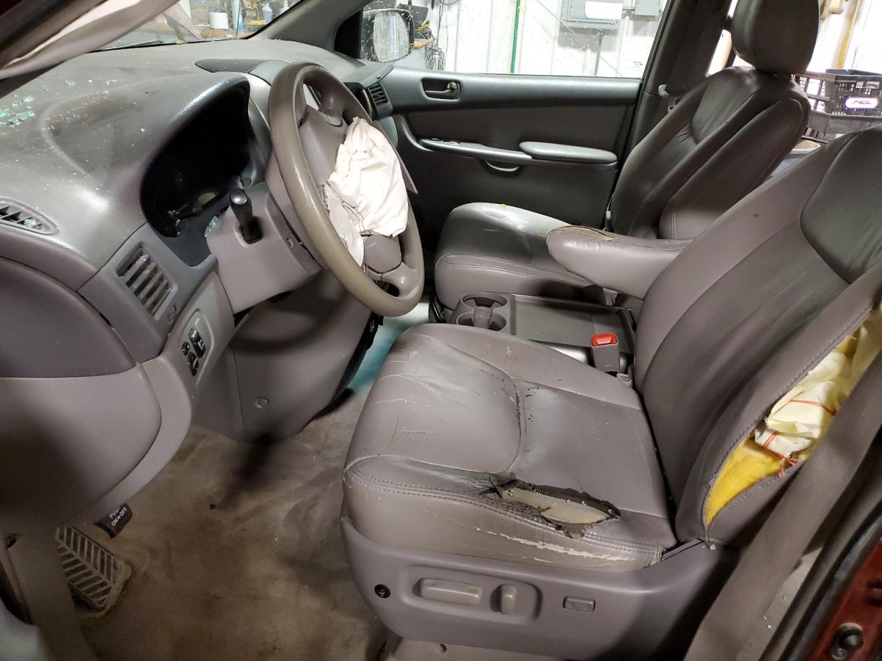 Photo 6 VIN: 5TDJK4CC9AS031984 - TOYOTA SIENNA 