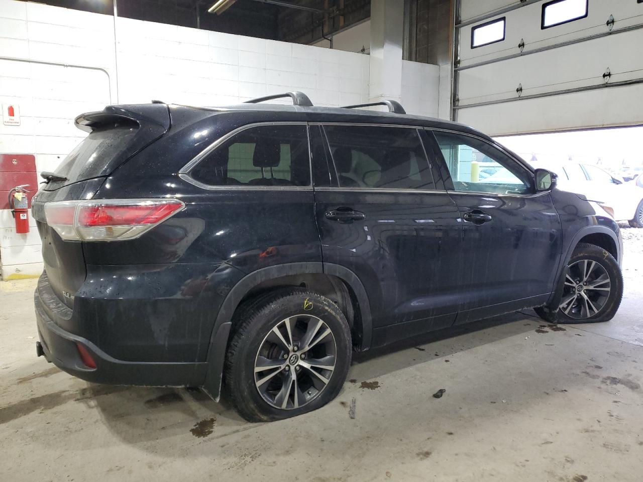 Photo 2 VIN: 5TDJKRFH9GS285126 - TOYOTA HIGHLANDER 