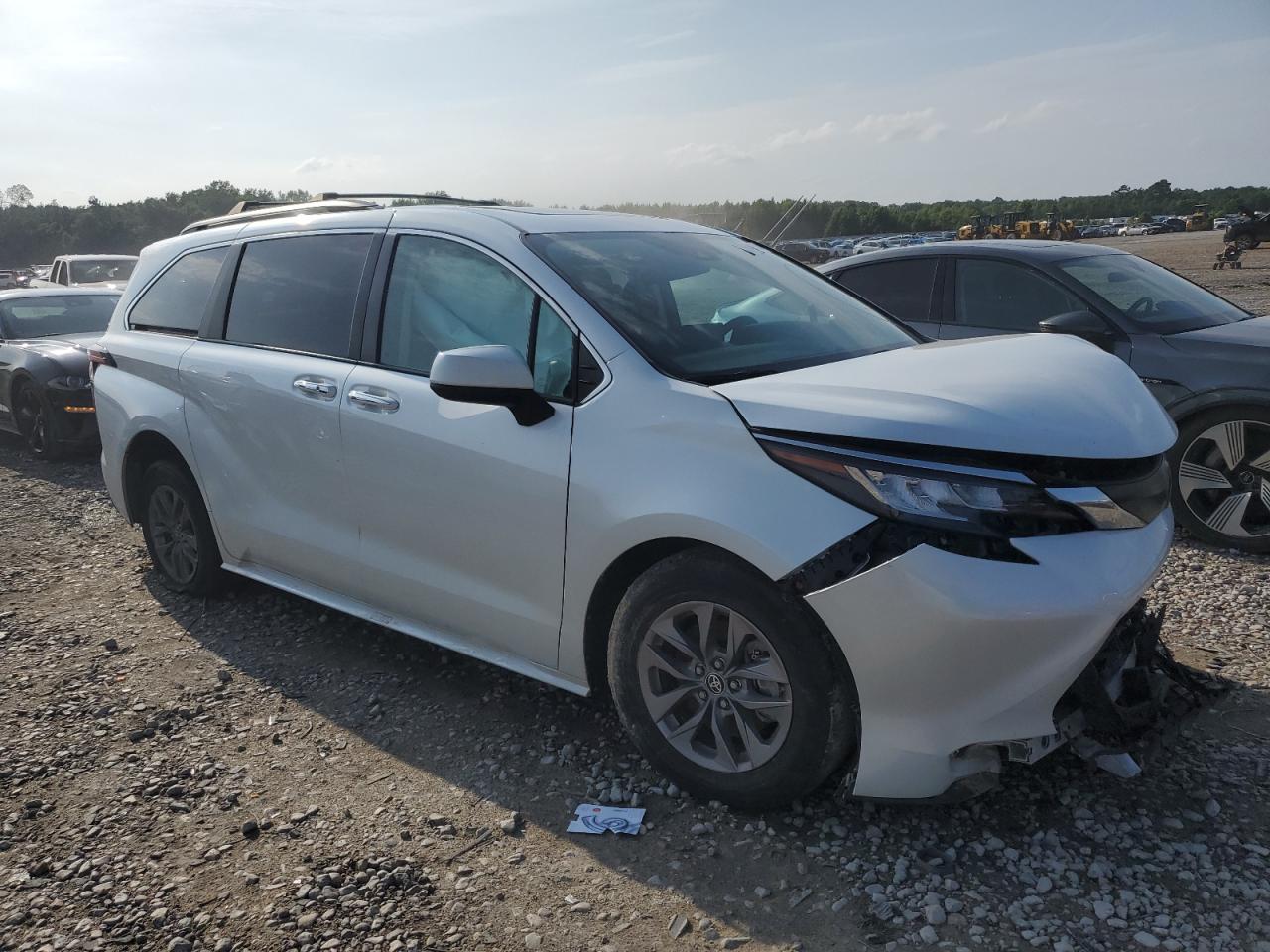 Photo 3 VIN: 5TDJRKEC1NS087064 - TOYOTA SIENNA XLE 