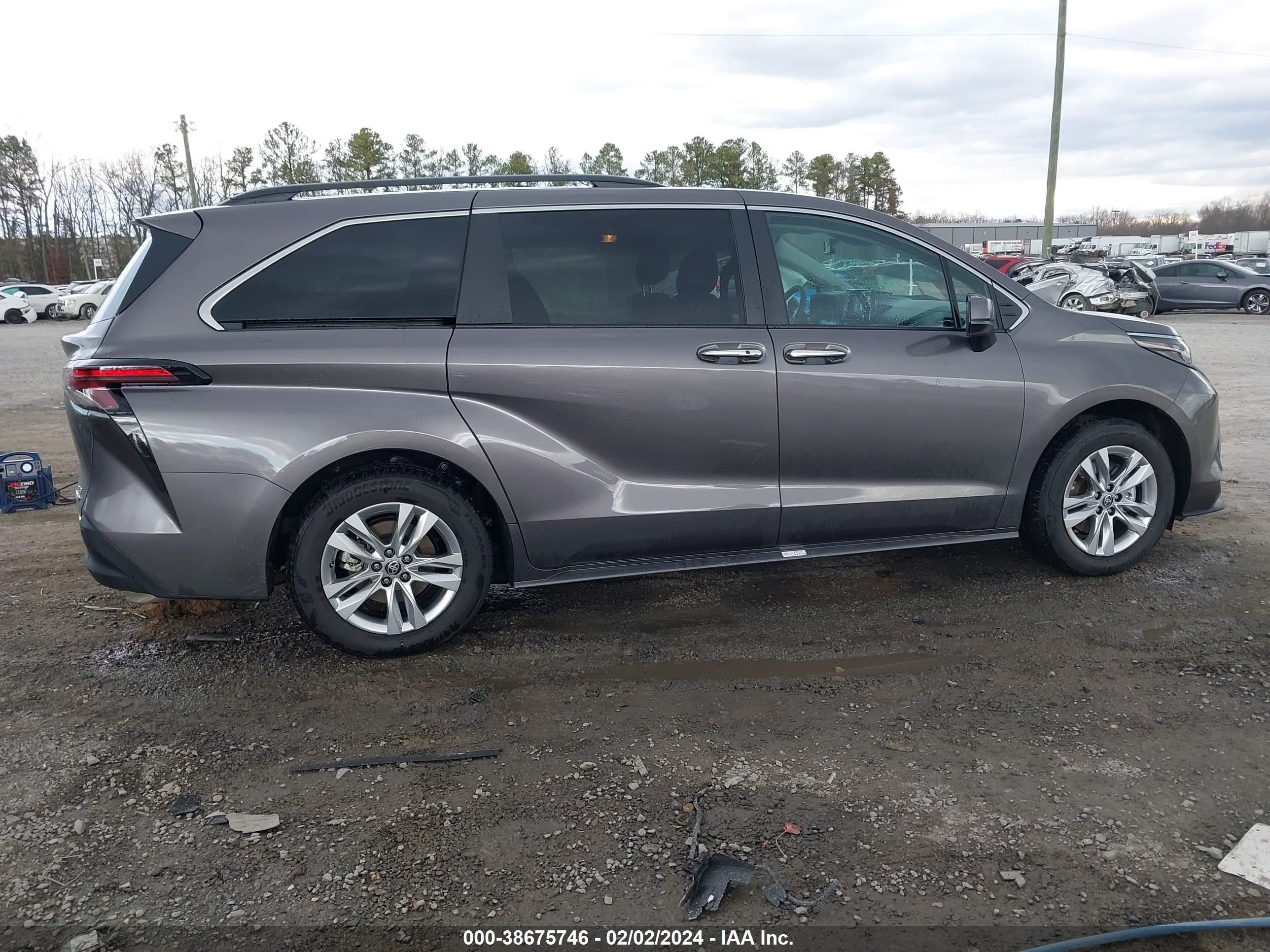 Photo 12 VIN: 5TDJRKEC1RS183637 - TOYOTA SIENNA 