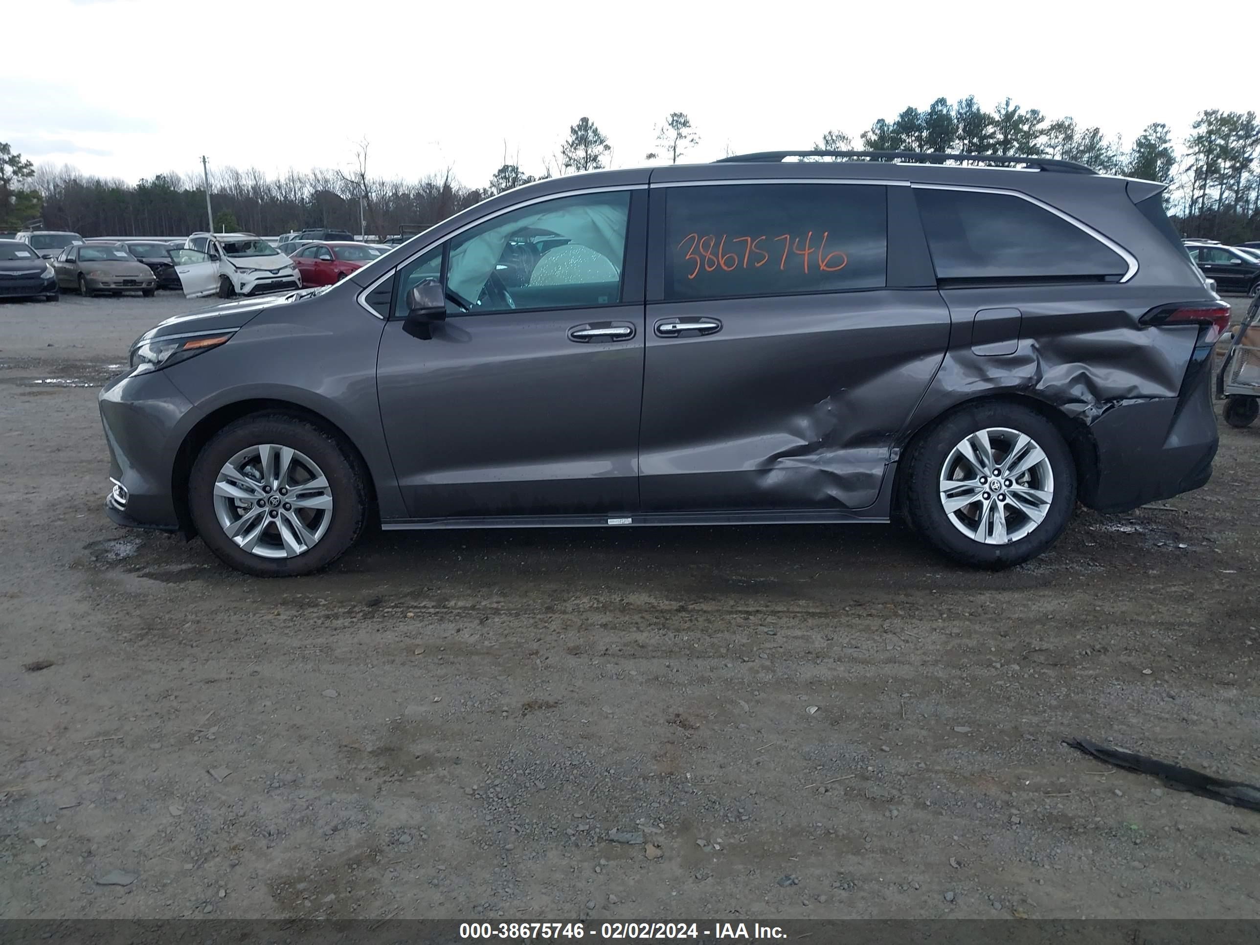 Photo 13 VIN: 5TDJRKEC1RS183637 - TOYOTA SIENNA 