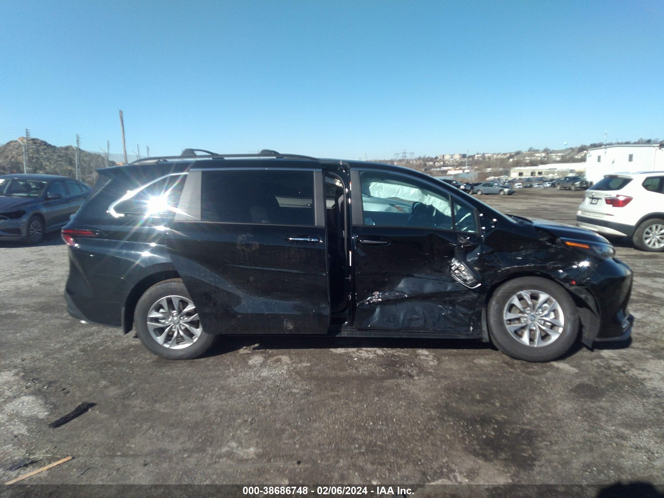 Photo 13 VIN: 5TDJRKEC1RS184674 - TOYOTA SIENNA 