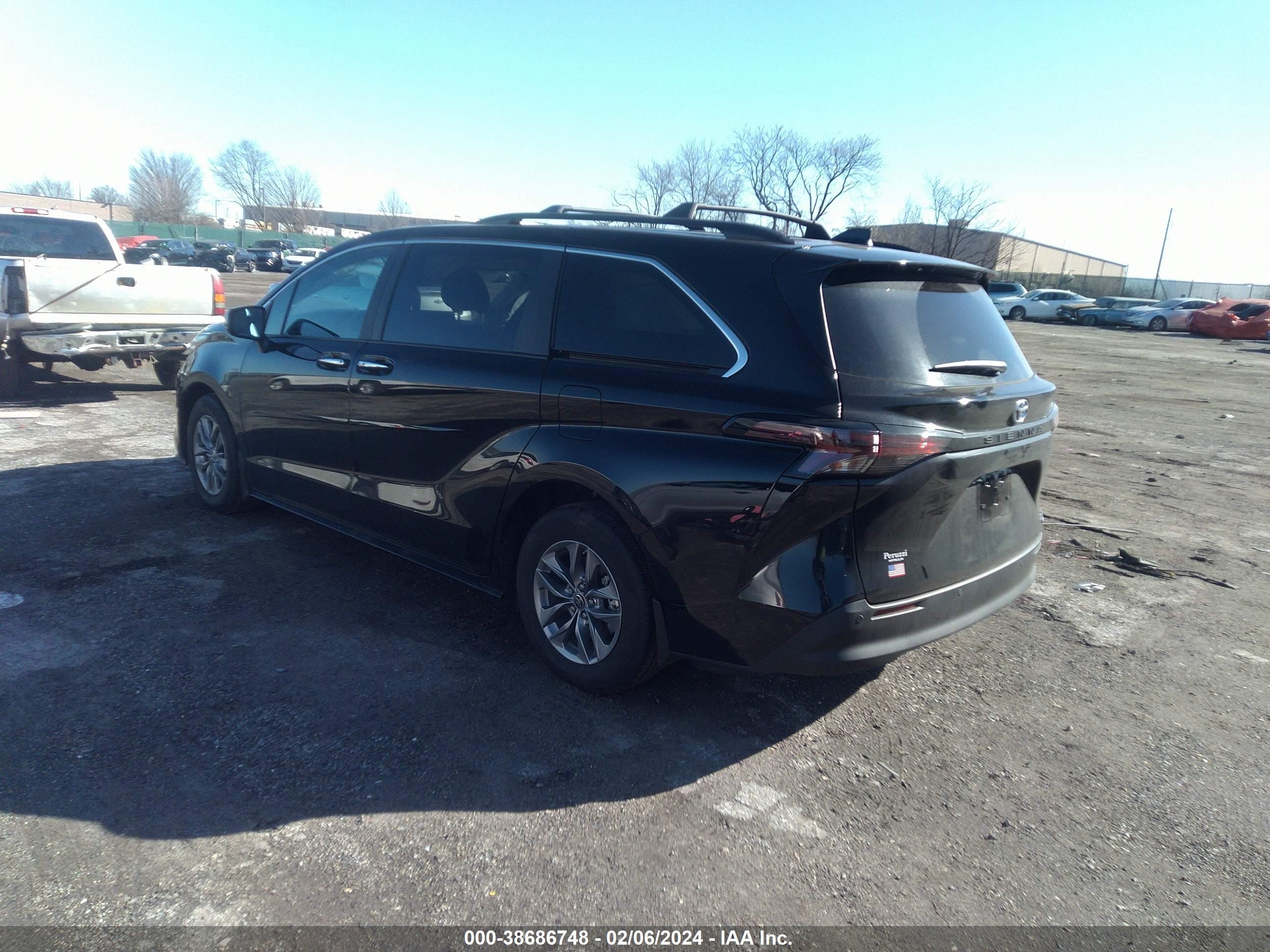 Photo 2 VIN: 5TDJRKEC1RS184674 - TOYOTA SIENNA 