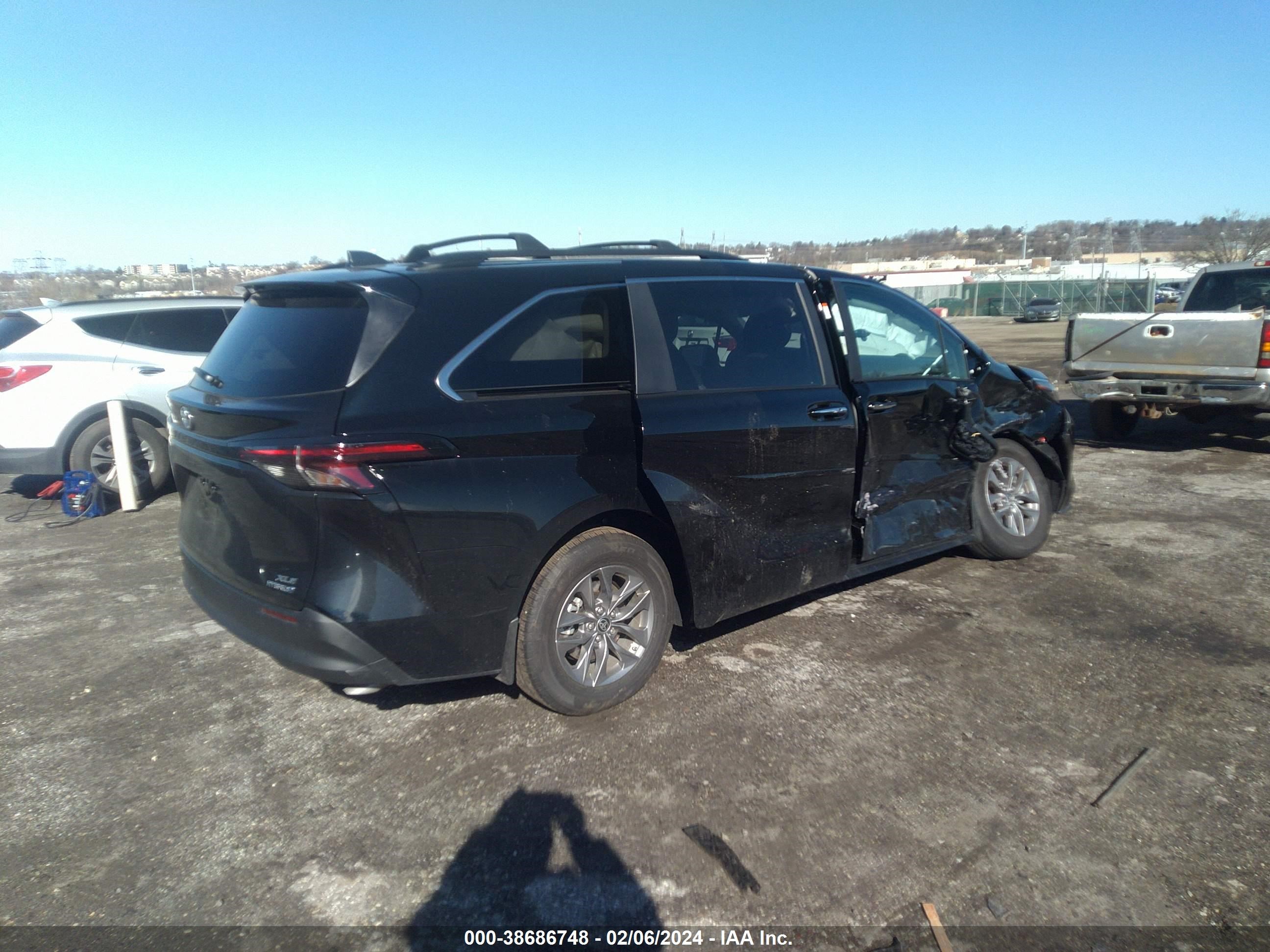 Photo 3 VIN: 5TDJRKEC1RS184674 - TOYOTA SIENNA 