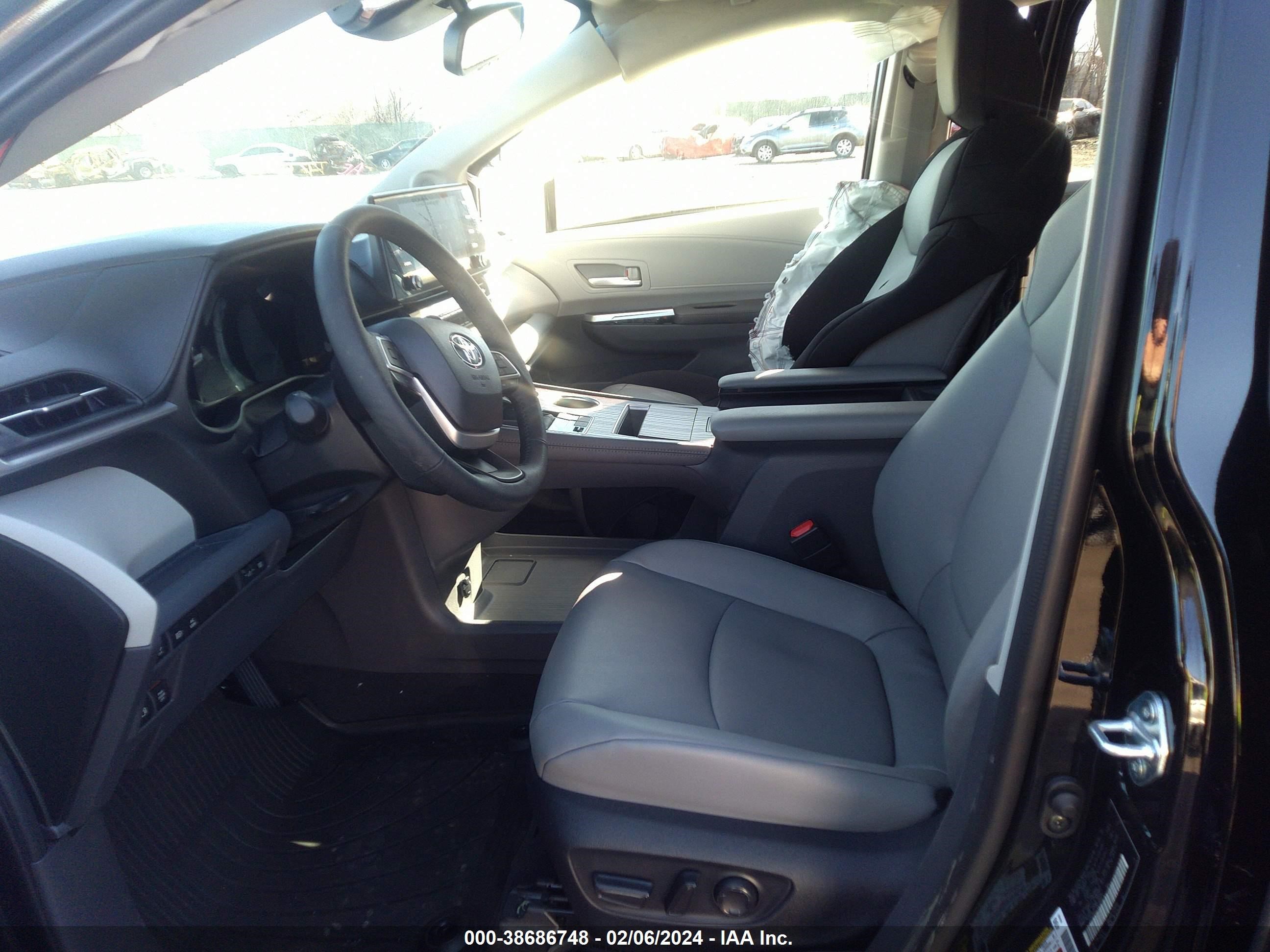 Photo 4 VIN: 5TDJRKEC1RS184674 - TOYOTA SIENNA 