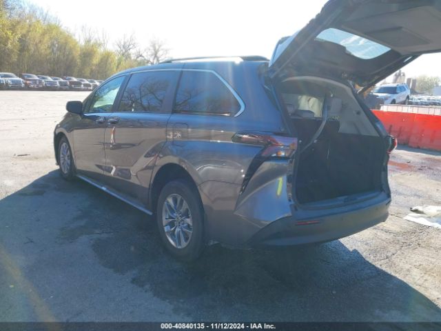 Photo 2 VIN: 5TDJRKEC1RS204762 - TOYOTA SIENNA 