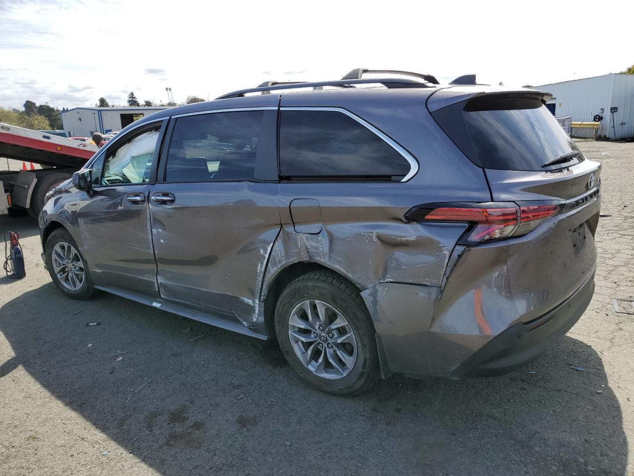 Photo 1 VIN: 5TDJRKEC2MS057179 - TOYOTA SIENNA 