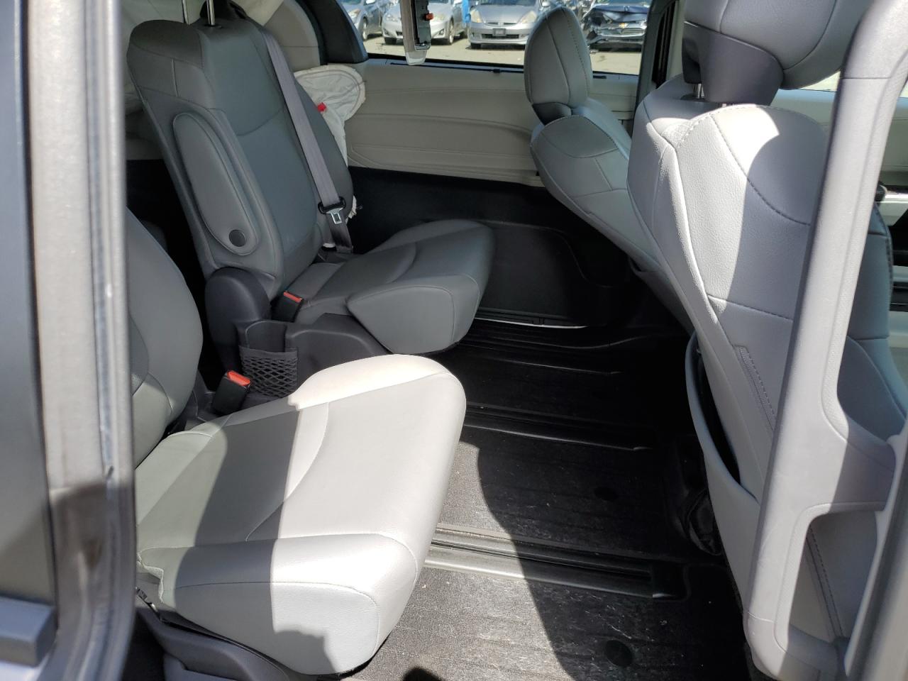 Photo 10 VIN: 5TDJRKEC2MS057179 - TOYOTA SIENNA 