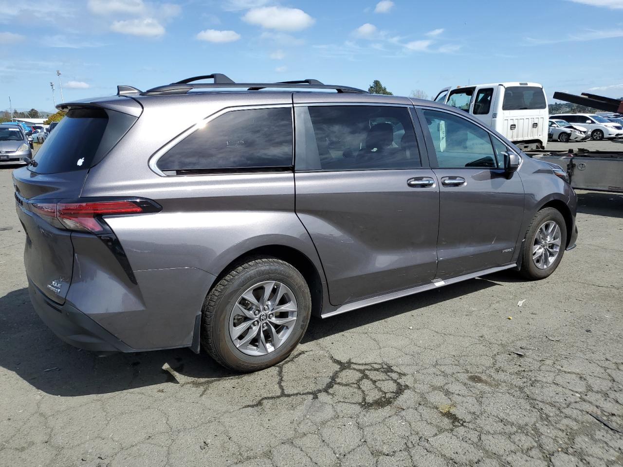 Photo 2 VIN: 5TDJRKEC2MS057179 - TOYOTA SIENNA 