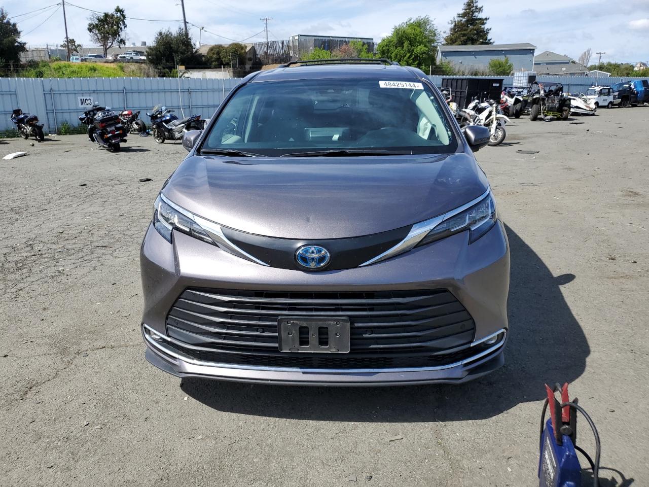 Photo 4 VIN: 5TDJRKEC2MS057179 - TOYOTA SIENNA 