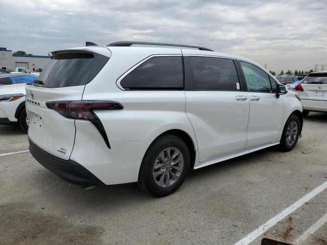 Photo 2 VIN: 5TDJRKEC2RS211218 - TOYOTA SIENNA XLE 