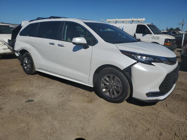 Photo 3 VIN: 5TDJRKEC4PS138284 - TOYOTA SIENNA XLE 