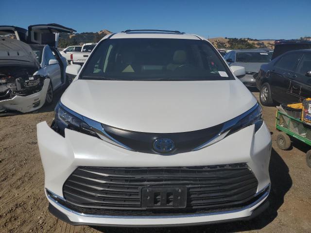 Photo 4 VIN: 5TDJRKEC4PS138284 - TOYOTA SIENNA XLE 