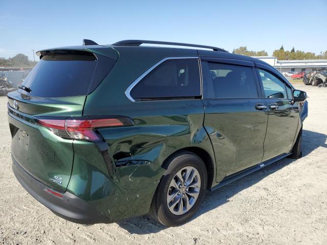 Photo 2 VIN: 5TDJRKEC5MS062960 - TOYOTA SIENNA XLE 