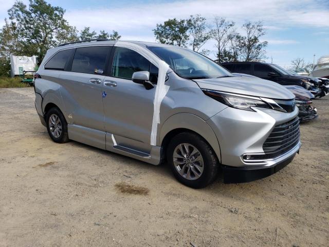 Photo 3 VIN: 5TDJRKEC8NS109772 - TOYOTA SIENNA XLE 