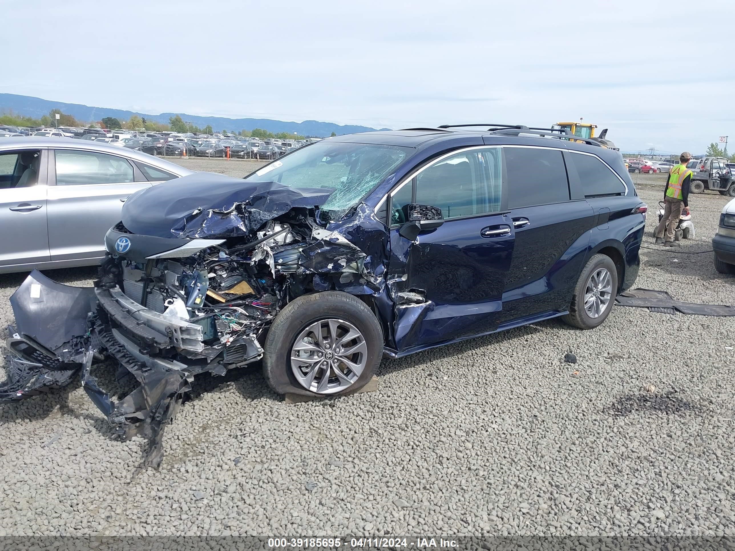 Photo 1 VIN: 5TDJSKFC9RS116528 - TOYOTA SIENNA 