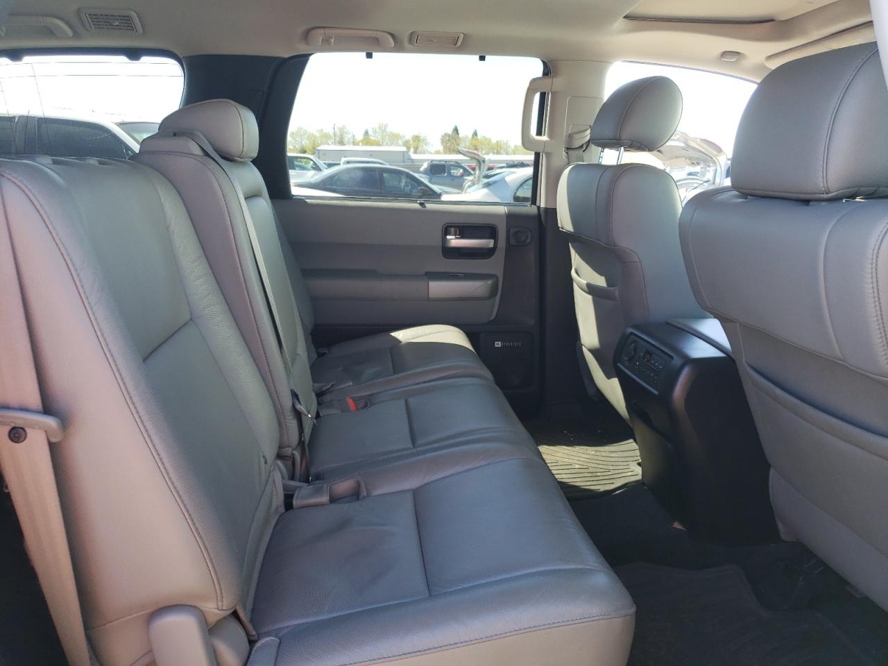 Photo 10 VIN: 5TDJY5G1XGS144462 - TOYOTA SEQUOIA 