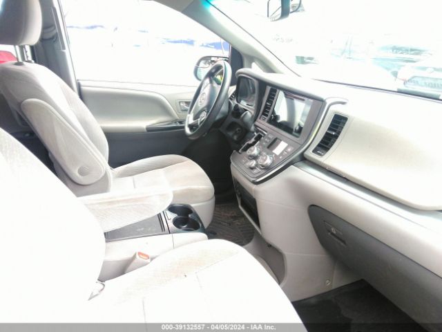 Photo 4 VIN: 5TDJZ3DC0HS180489 - TOYOTA SIENNA 