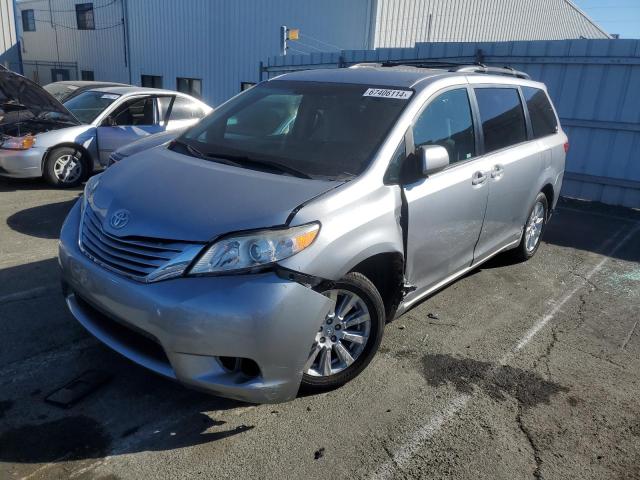 Photo 0 VIN: 5TDJZ3DC1HS152667 - TOYOTA SIENNA LE 