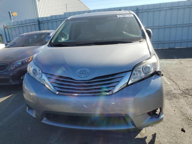 Photo 4 VIN: 5TDJZ3DC1HS152667 - TOYOTA SIENNA LE 