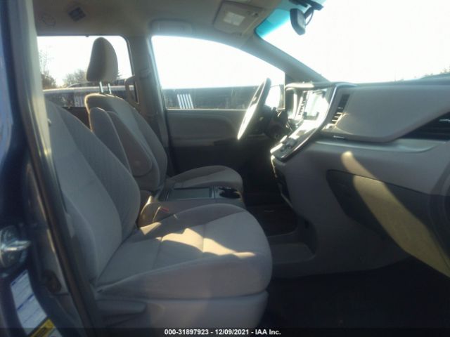 Photo 4 VIN: 5TDJZ3DC1HS168979 - TOYOTA SIENNA 