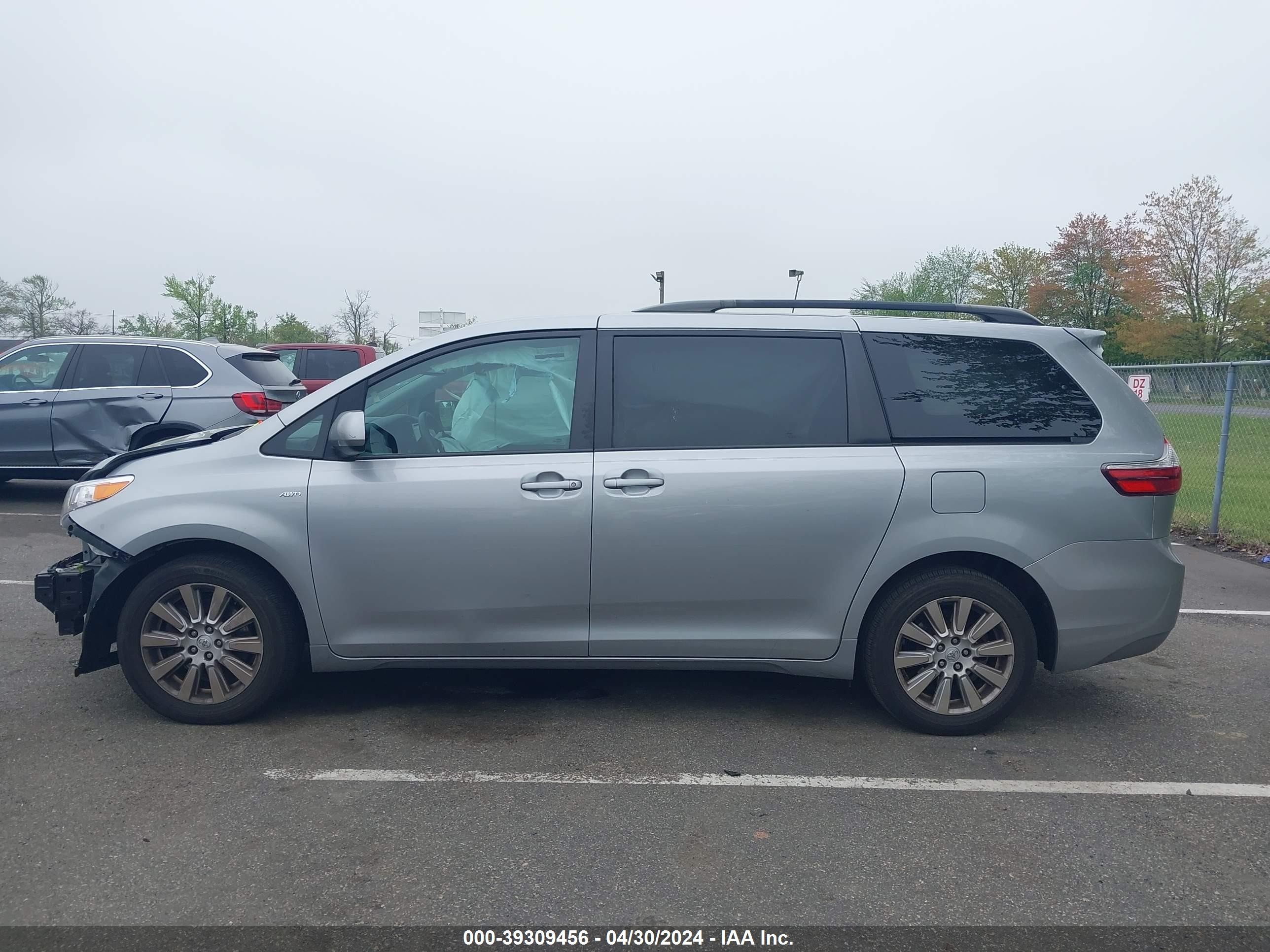 Photo 12 VIN: 5TDJZ3DC1HS182185 - TOYOTA SIENNA 