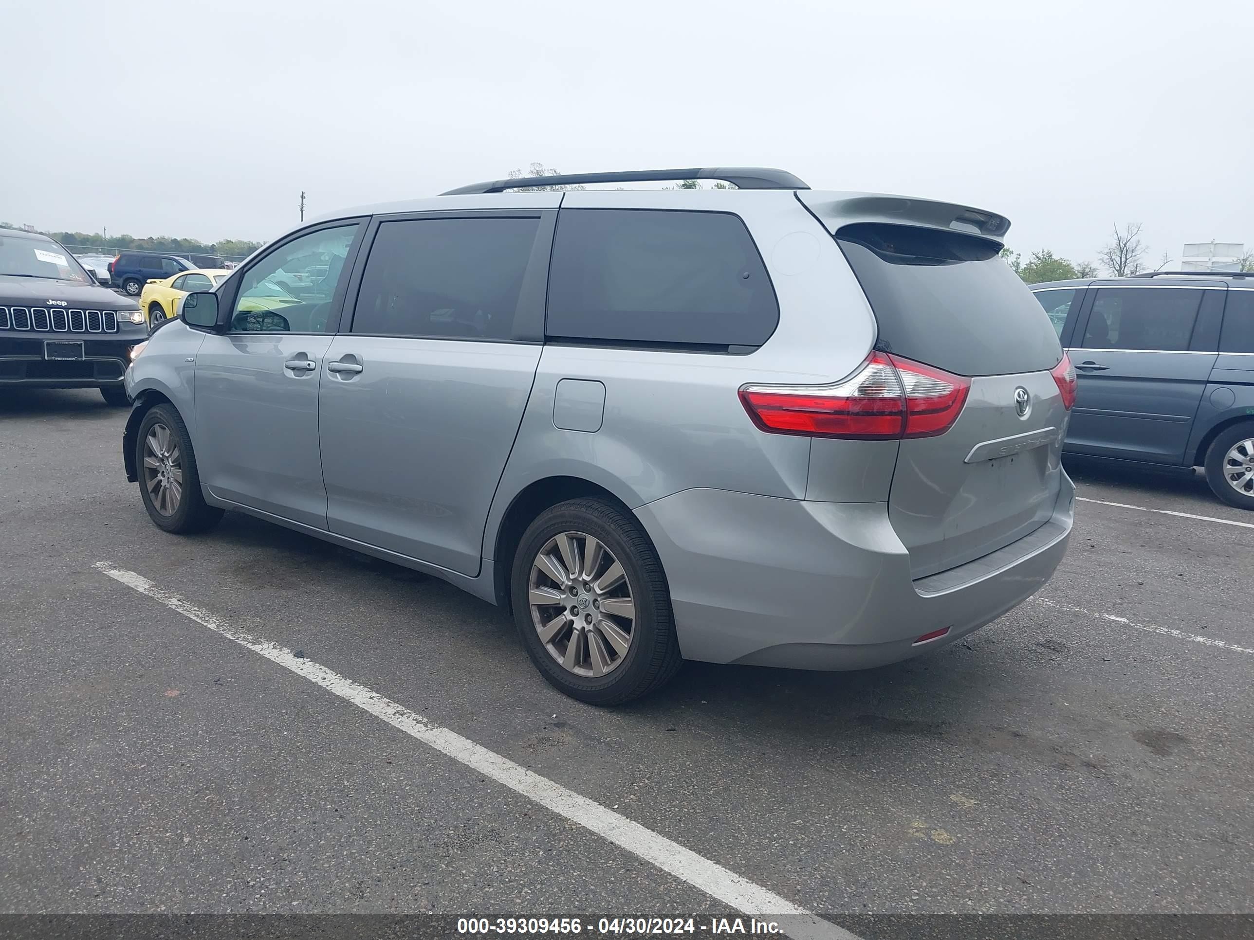 Photo 2 VIN: 5TDJZ3DC1HS182185 - TOYOTA SIENNA 