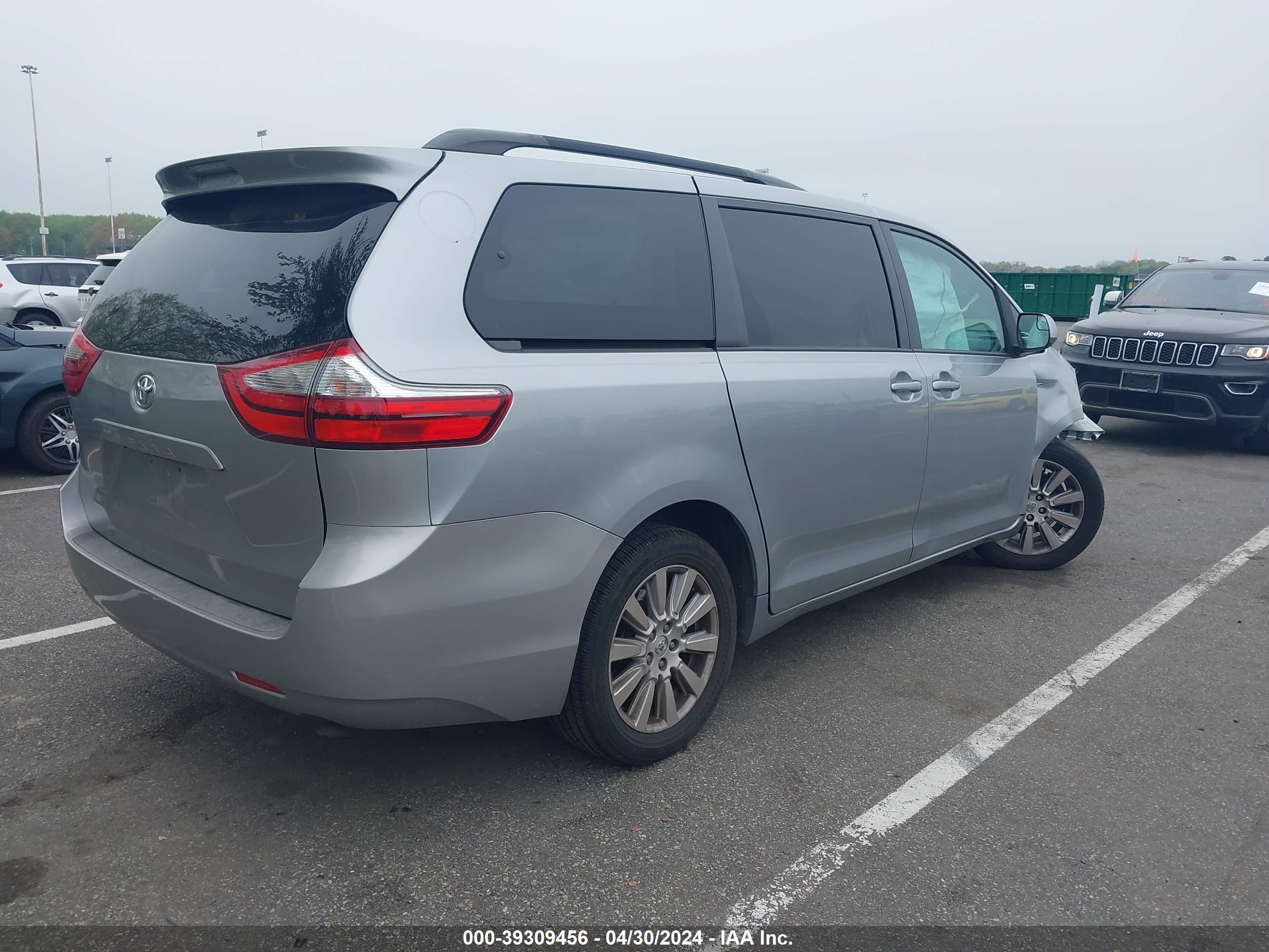 Photo 3 VIN: 5TDJZ3DC1HS182185 - TOYOTA SIENNA 