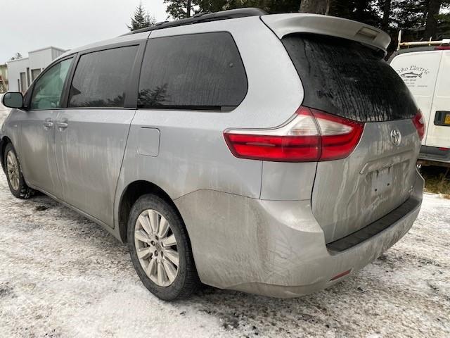 Photo 2 VIN: 5TDJZ3DC2HS170563 - TOYOTA SIENNA LE 