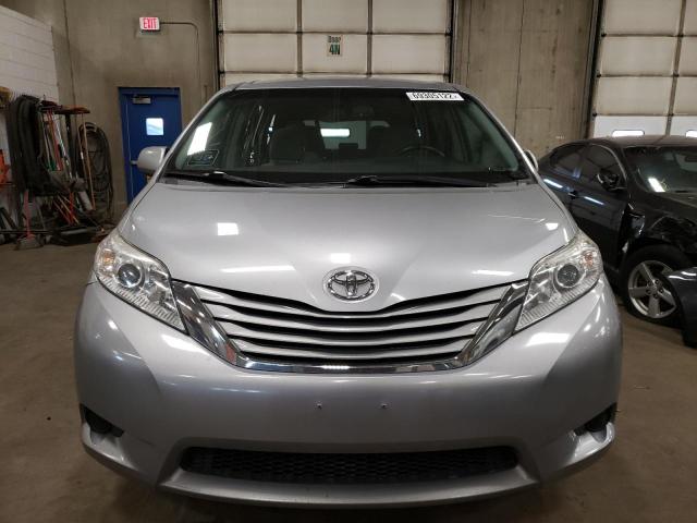 Photo 4 VIN: 5TDJZ3DC2HS187170 - TOYOTA SIENNA LE 