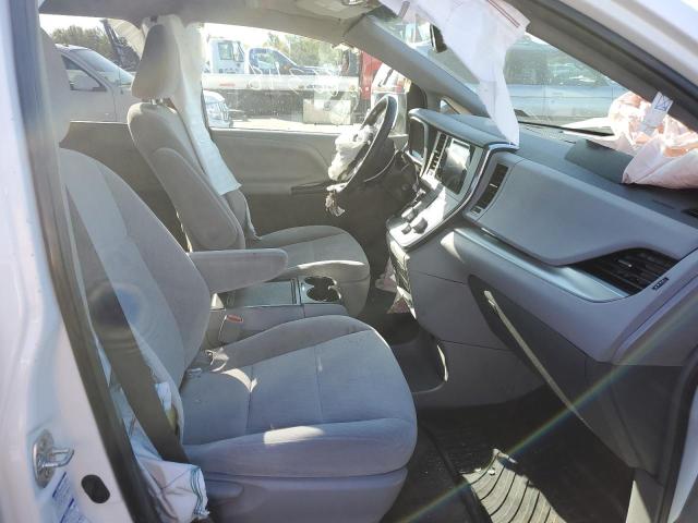 Photo 4 VIN: 5TDJZ3DC3HS170023 - TOYOTA SIENNA LE 