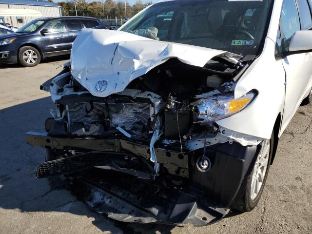 Photo 8 VIN: 5TDJZ3DC3HS170023 - TOYOTA SIENNA LE 