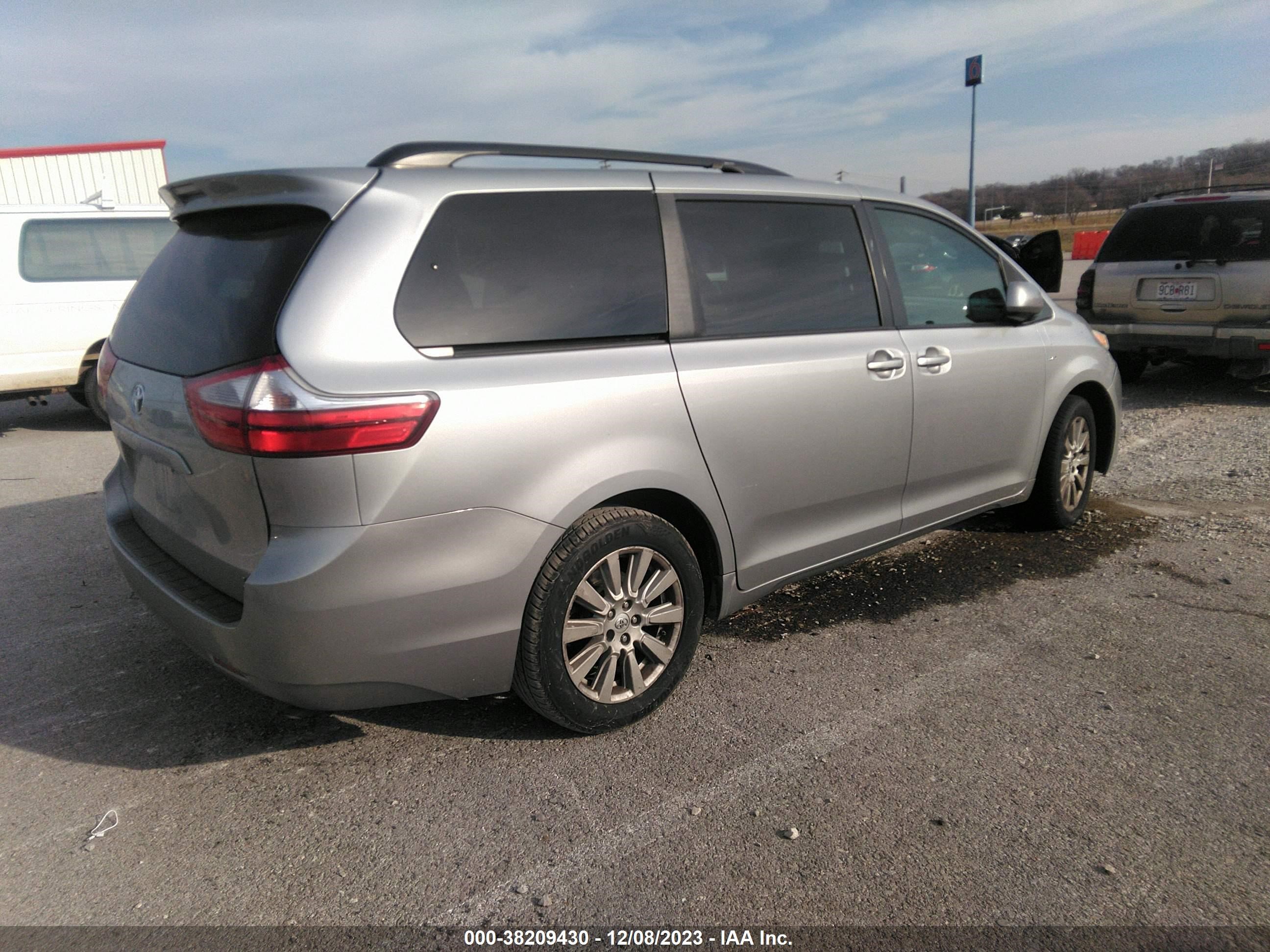 Photo 12 VIN: 5TDJZ3DC3HS183127 - TOYOTA SIENNA 