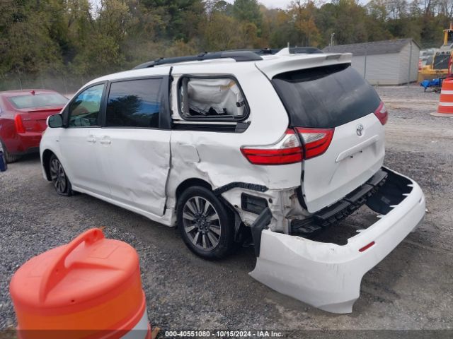 Photo 2 VIN: 5TDJZ3DC3JS202605 - TOYOTA SIENNA 