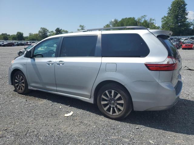 Photo 1 VIN: 5TDJZ3DC6JS189123 - TOYOTA SIENNA LE 