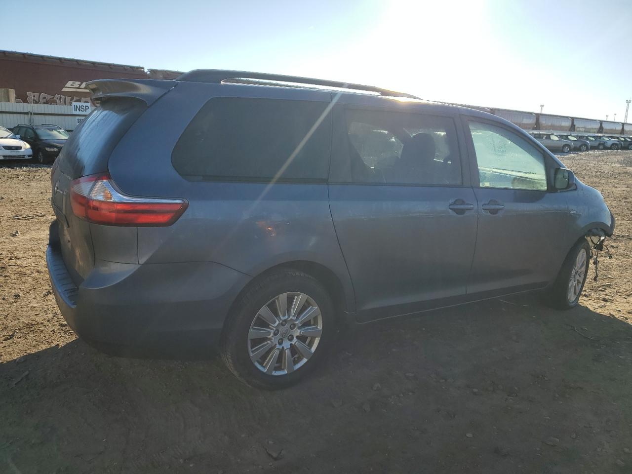 Photo 2 VIN: 5TDJZ3DC8HS149846 - TOYOTA SIENNA 