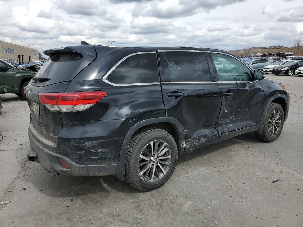 Photo 2 VIN: 5TDJZRFH0JS557078 - TOYOTA HIGHLANDER 