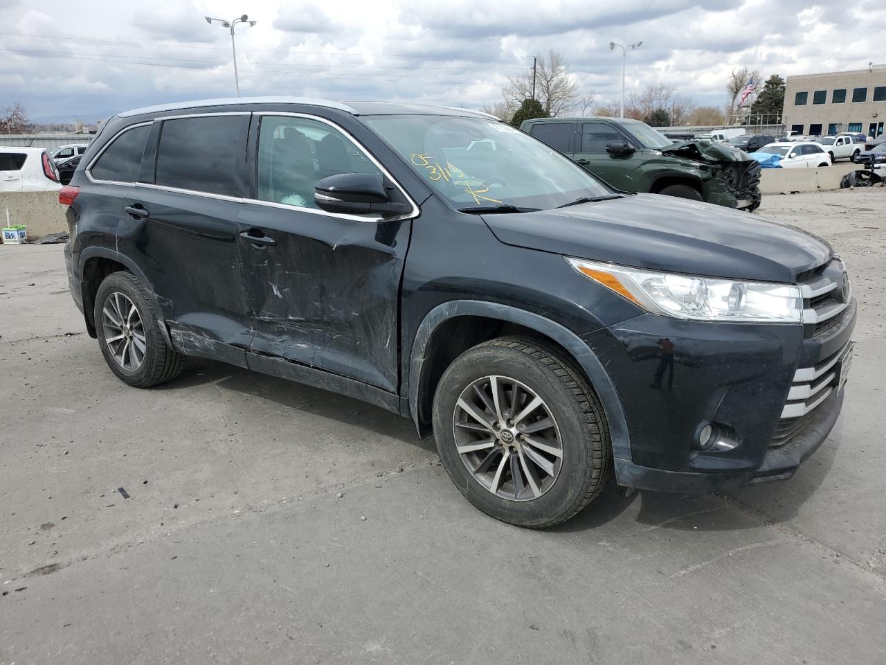 Photo 3 VIN: 5TDJZRFH0JS557078 - TOYOTA HIGHLANDER 