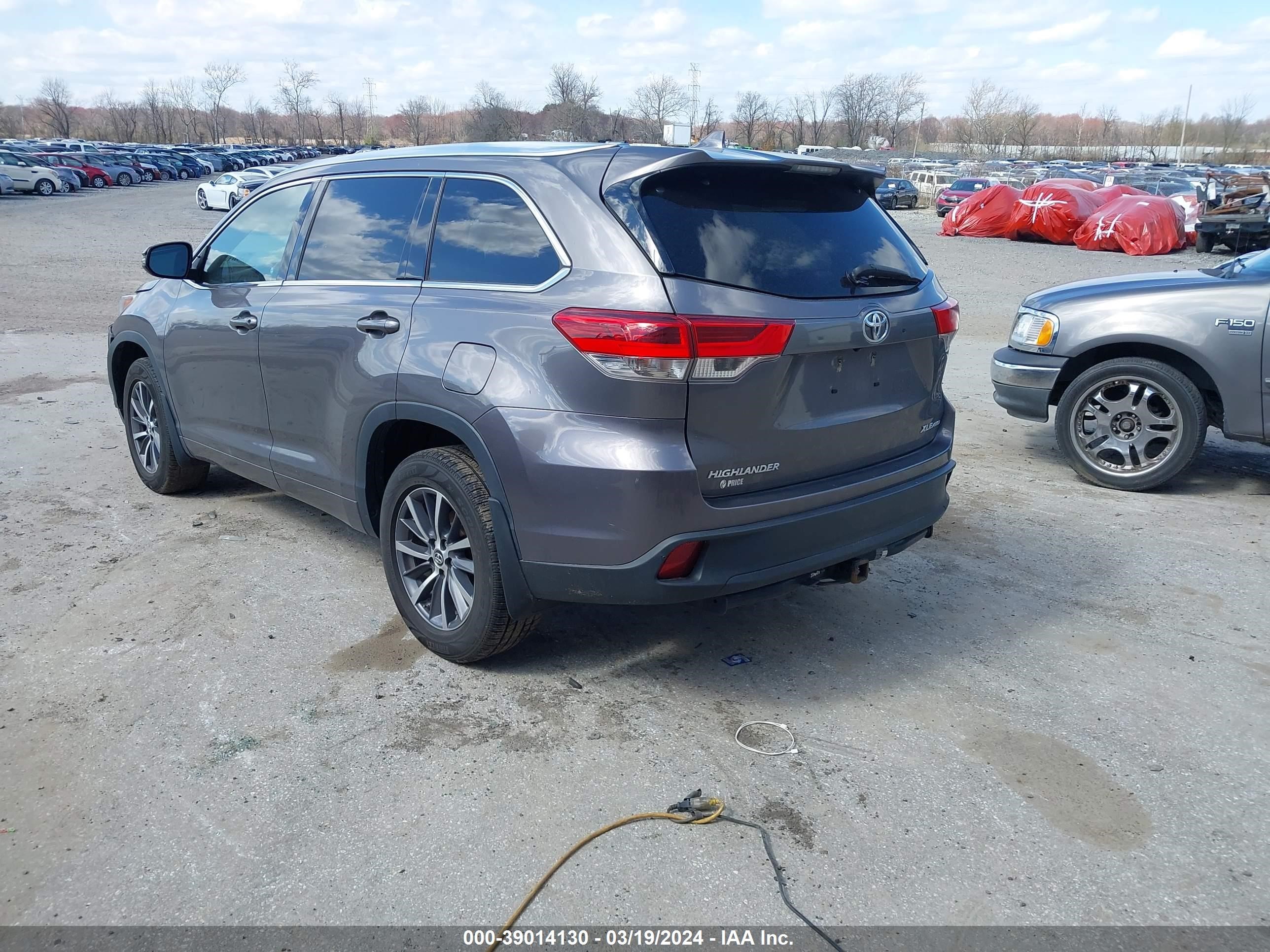 Photo 2 VIN: 5TDJZRFH1HS458814 - TOYOTA HIGHLANDER 