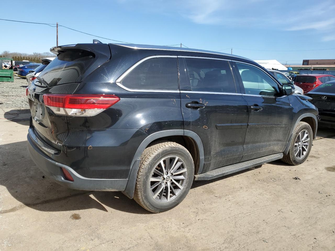 Photo 2 VIN: 5TDJZRFH1JS552827 - TOYOTA HIGHLANDER 