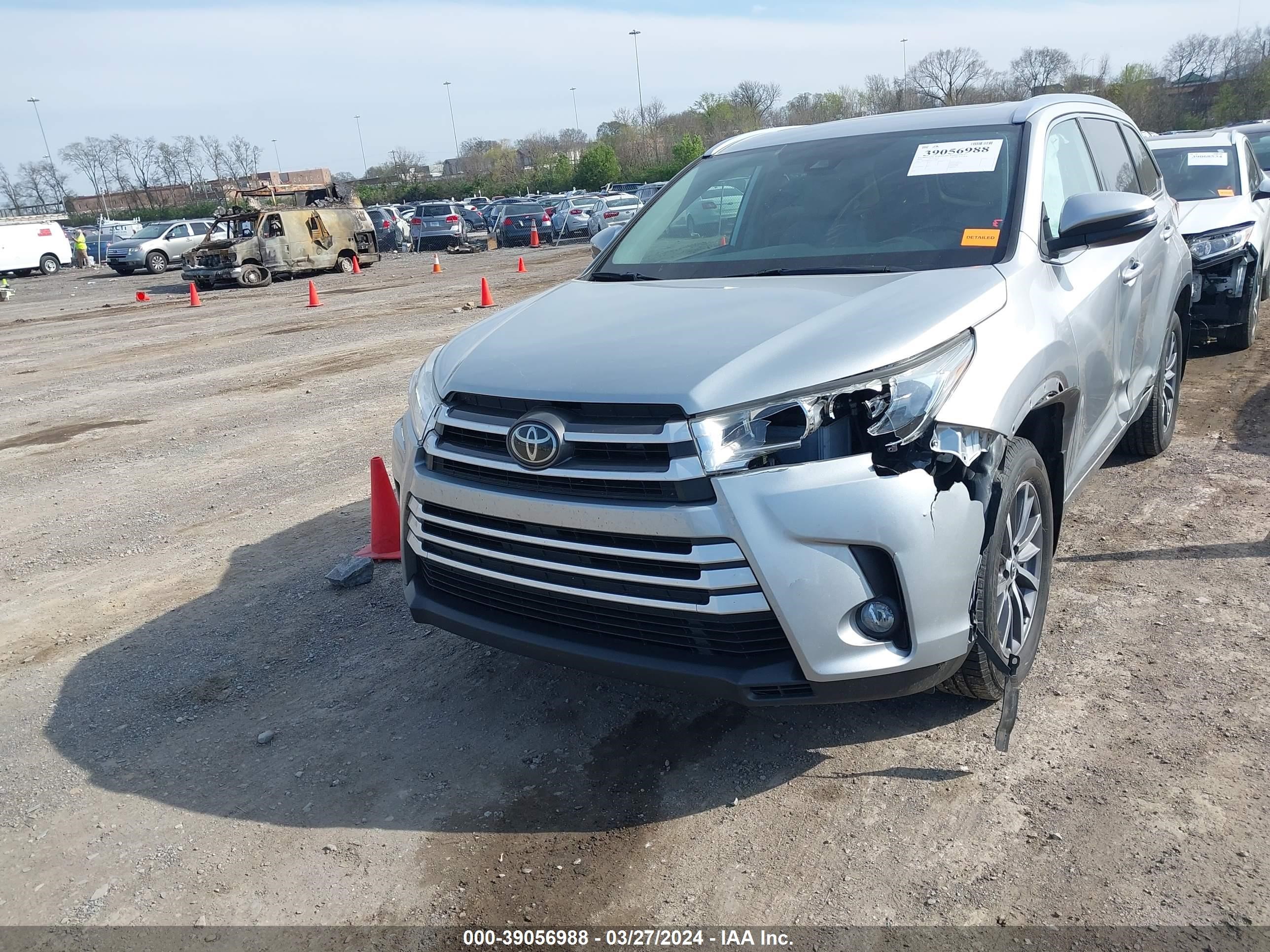 Photo 11 VIN: 5TDJZRFH2JS559284 - TOYOTA HIGHLANDER 