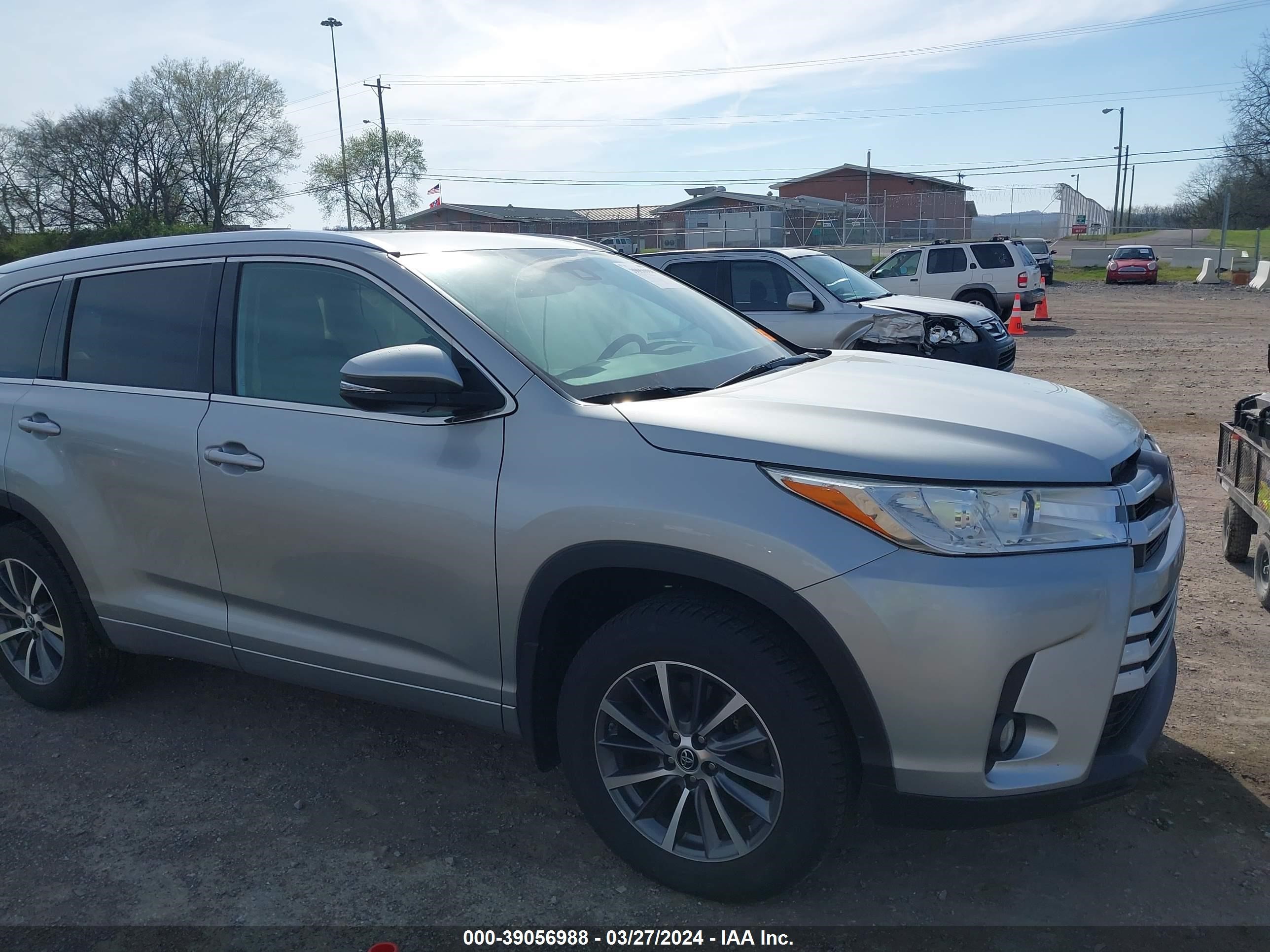 Photo 12 VIN: 5TDJZRFH2JS559284 - TOYOTA HIGHLANDER 