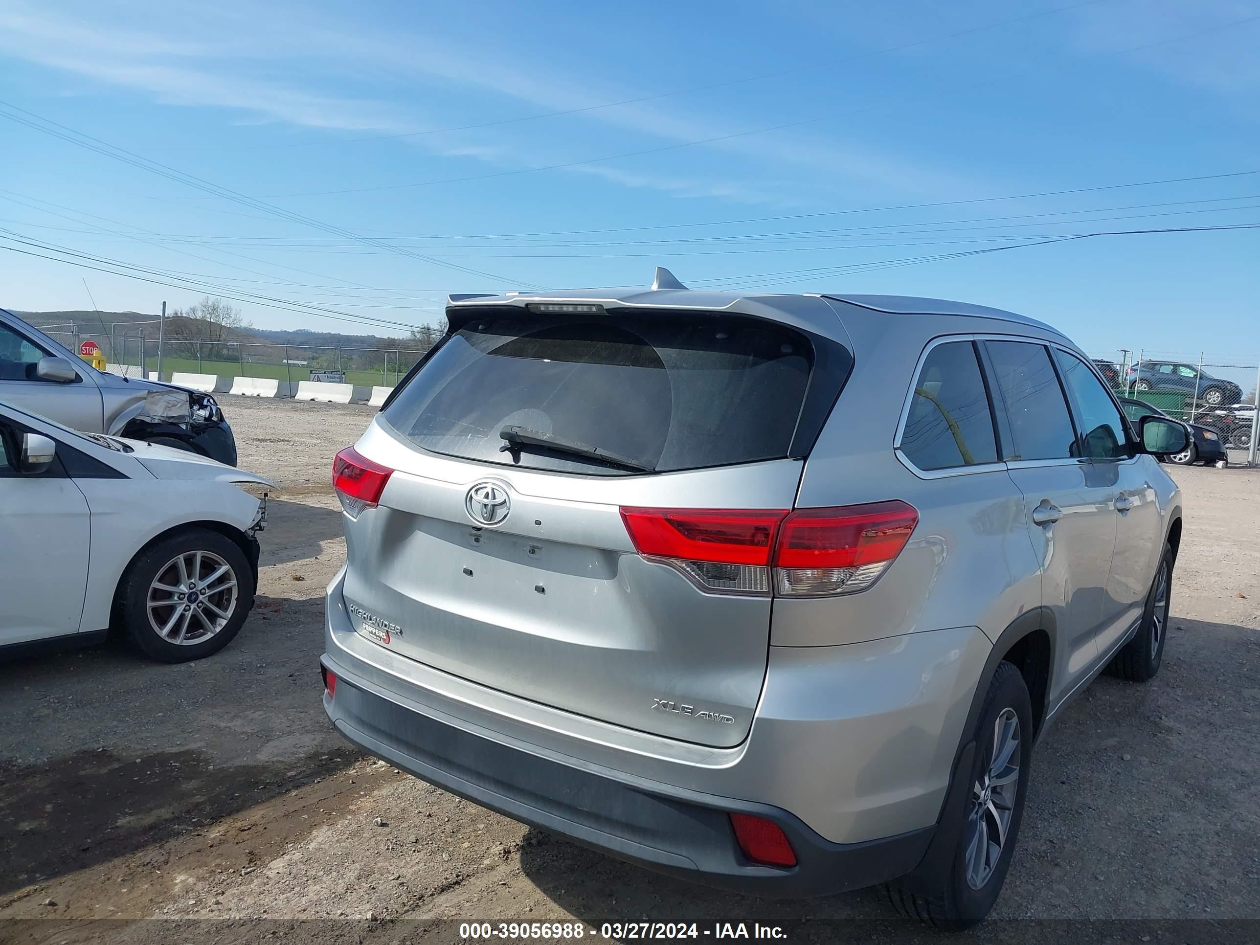 Photo 15 VIN: 5TDJZRFH2JS559284 - TOYOTA HIGHLANDER 