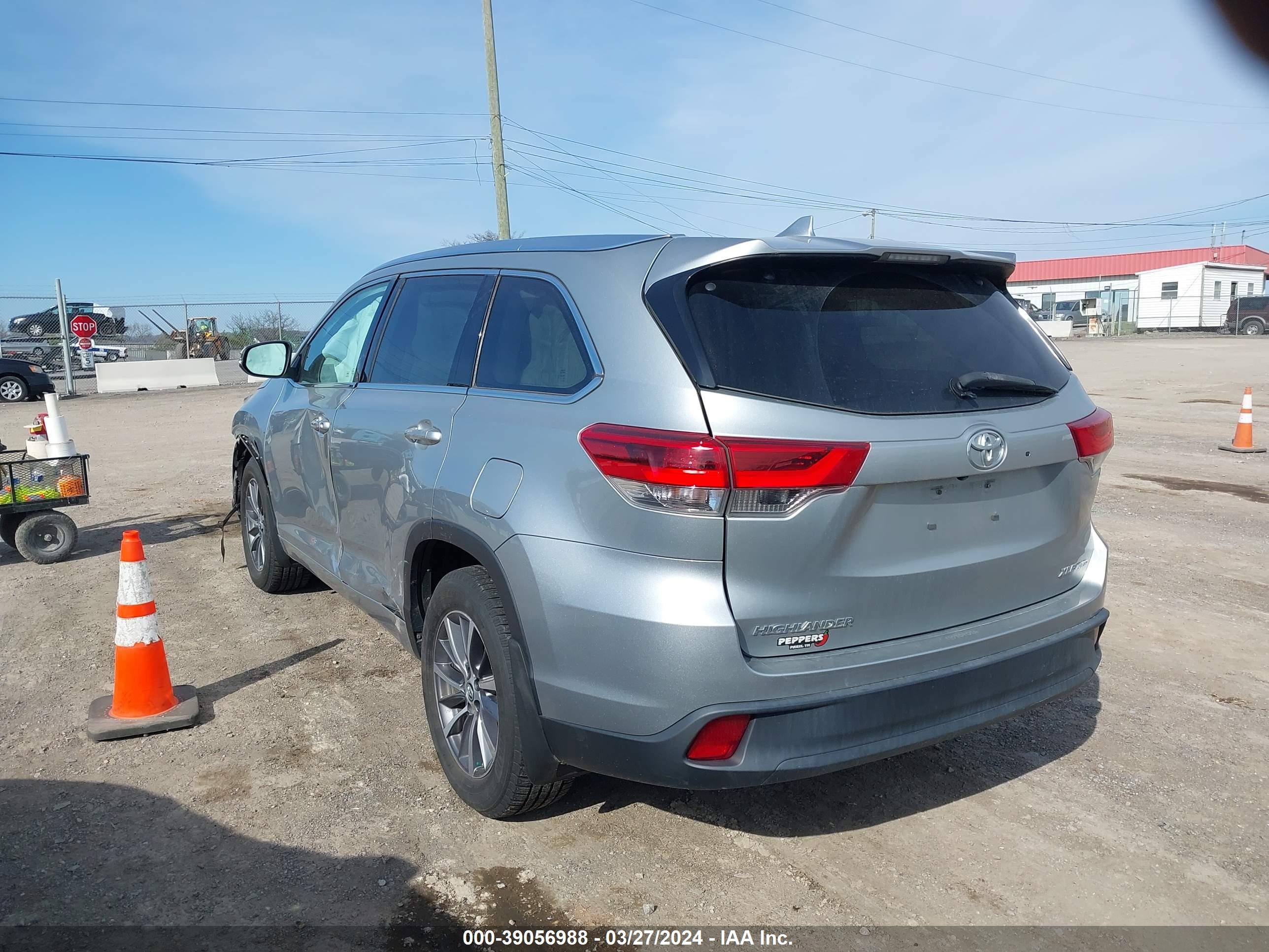 Photo 2 VIN: 5TDJZRFH2JS559284 - TOYOTA HIGHLANDER 