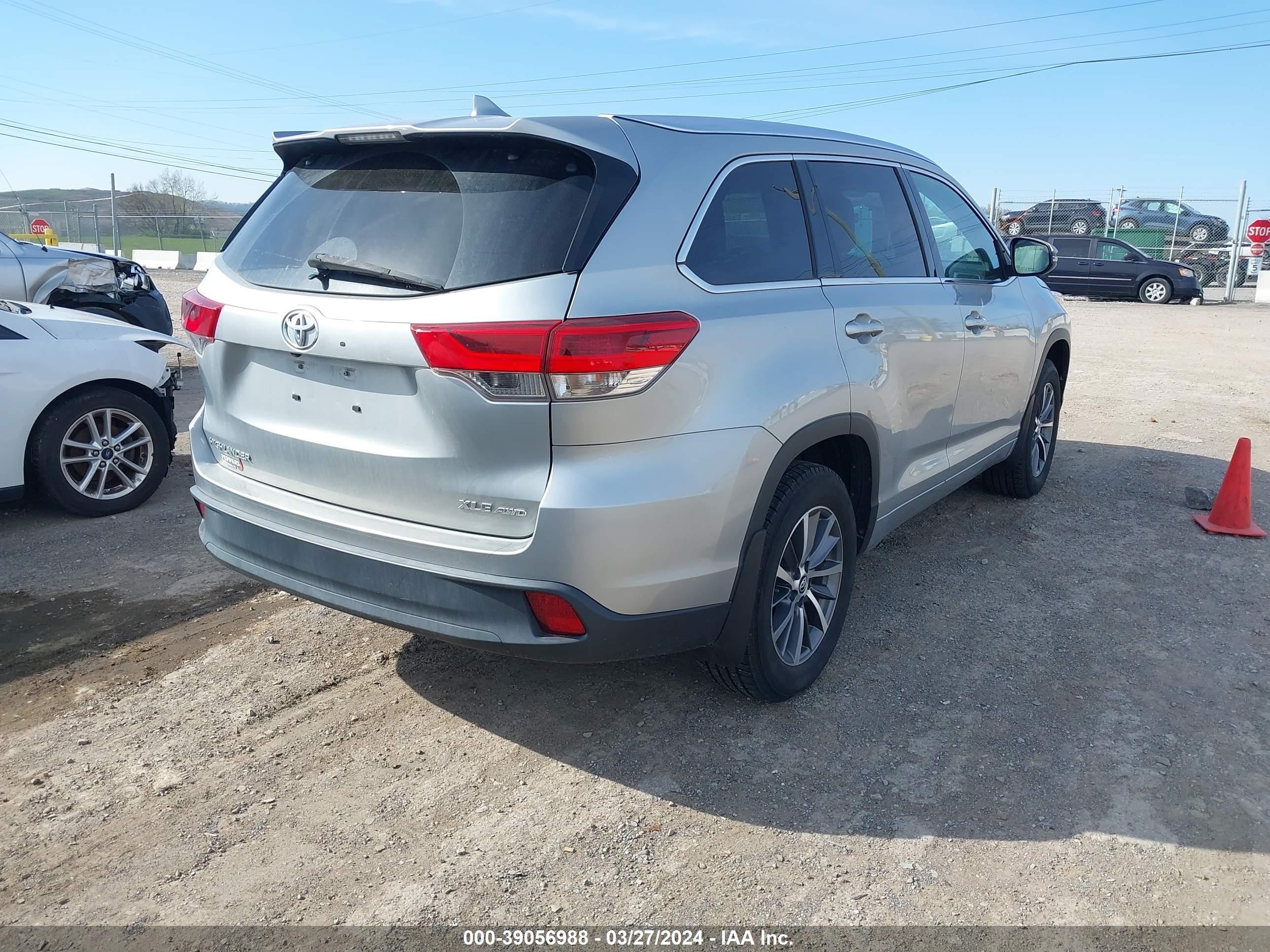 Photo 3 VIN: 5TDJZRFH2JS559284 - TOYOTA HIGHLANDER 