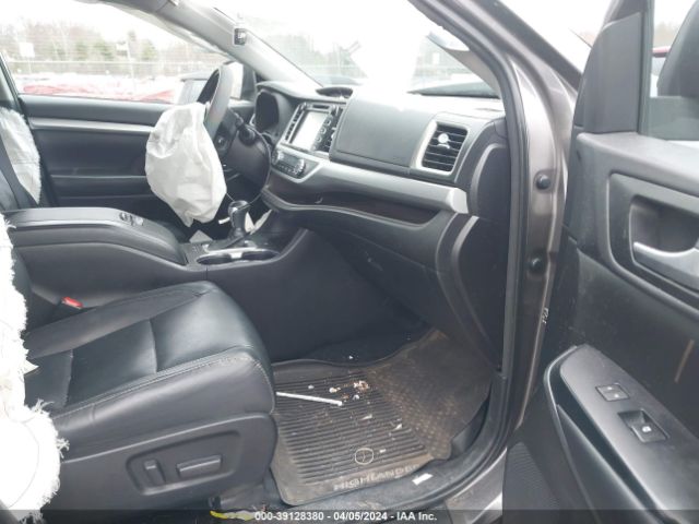 Photo 4 VIN: 5TDJZRFH2JS863876 - TOYOTA HIGHLANDER 