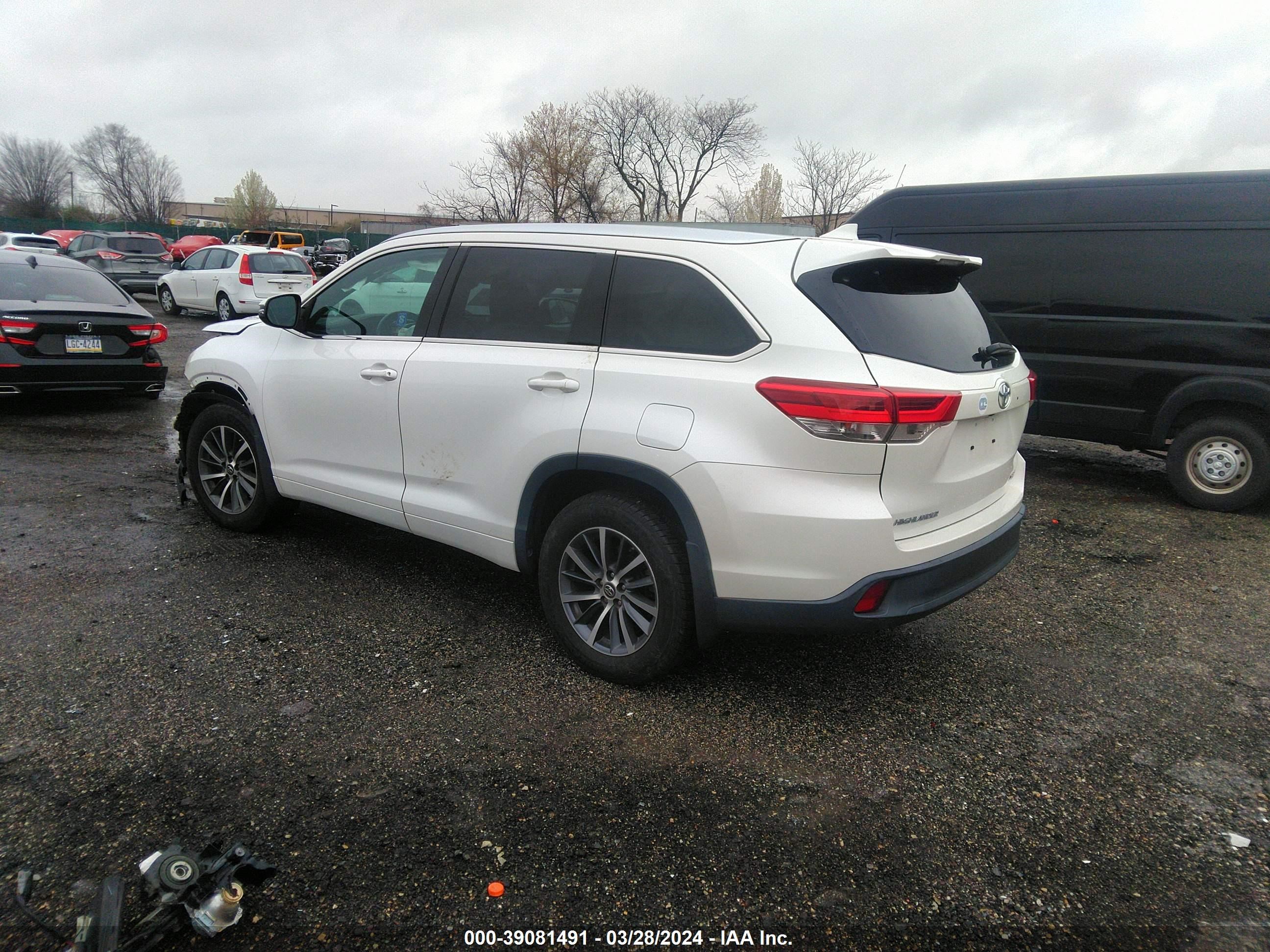 Photo 2 VIN: 5TDJZRFH3HS443358 - TOYOTA HIGHLANDER 