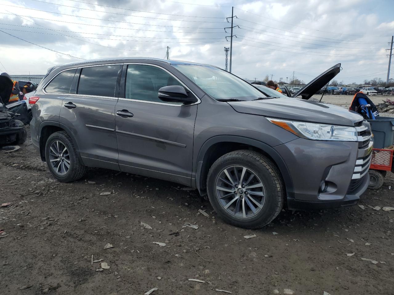 Photo 3 VIN: 5TDJZRFH3JS526990 - TOYOTA HIGHLANDER 