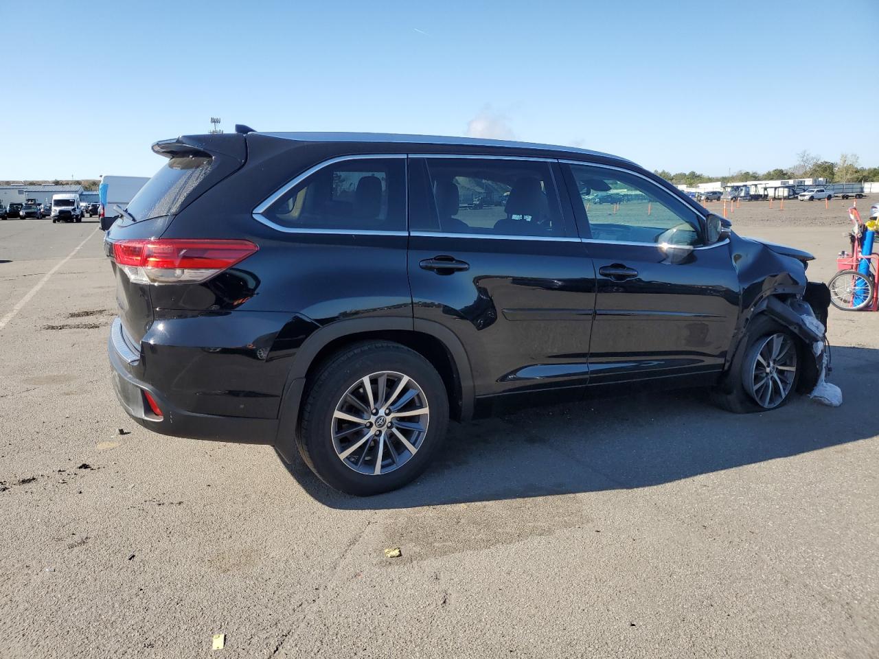 Photo 2 VIN: 5TDJZRFH3JS865930 - TOYOTA HIGHLANDER 